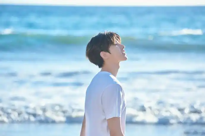 蔡徐坤海边帅气写真高清图片