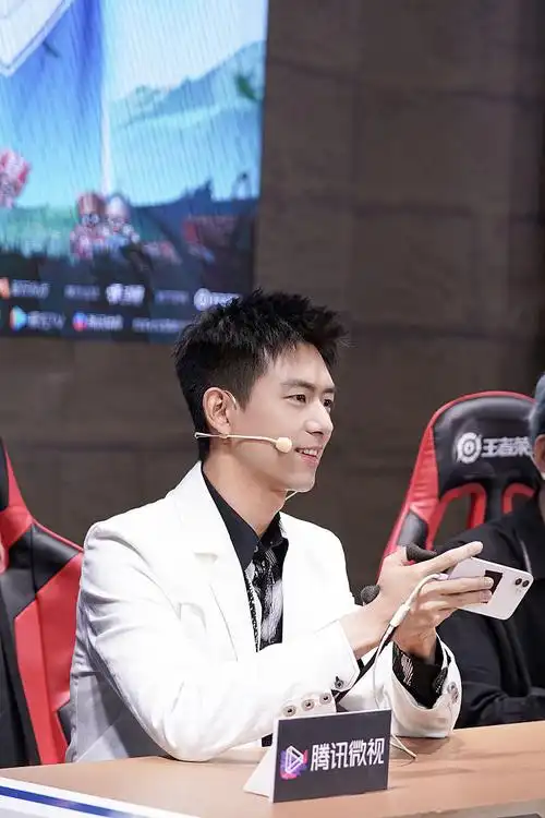 再现韩商言!李现亮相电竞活动 白西装花衬衫造型潇洒干练