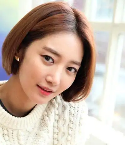 气质女短发中分发型图四款大饼脸最爱瘦脸发型