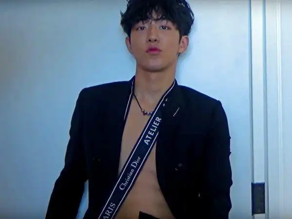 好想当那条dior领巾!能紧贴南柱赫的巧克力腹肌