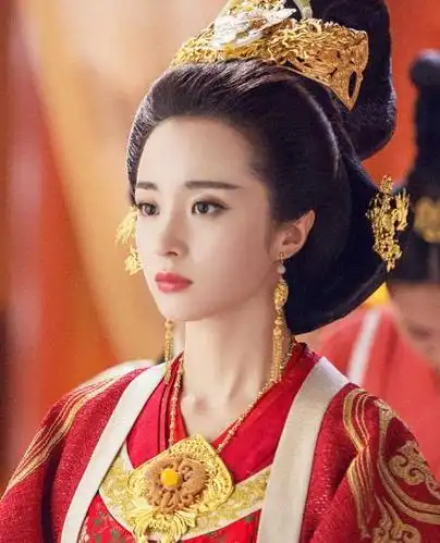 出演过皇后的女演员,杨幂惊艳,景甜尴尬,她像是真皇后