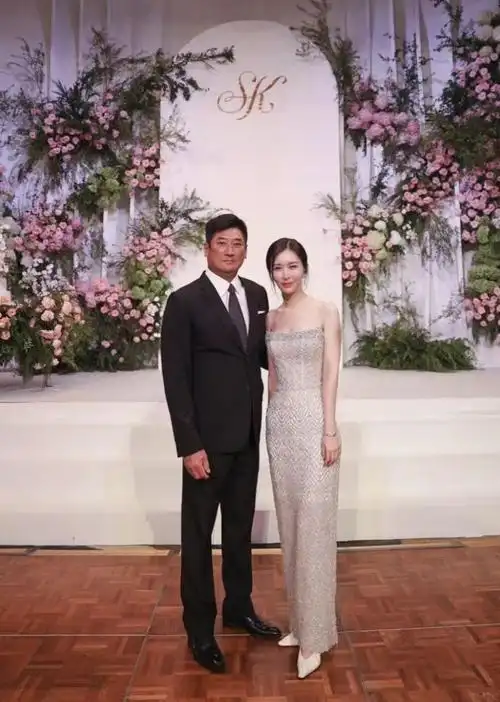 田朴珺参加泰国首富长孙婚礼穿抹胸裙到处合影比新娘还出风头