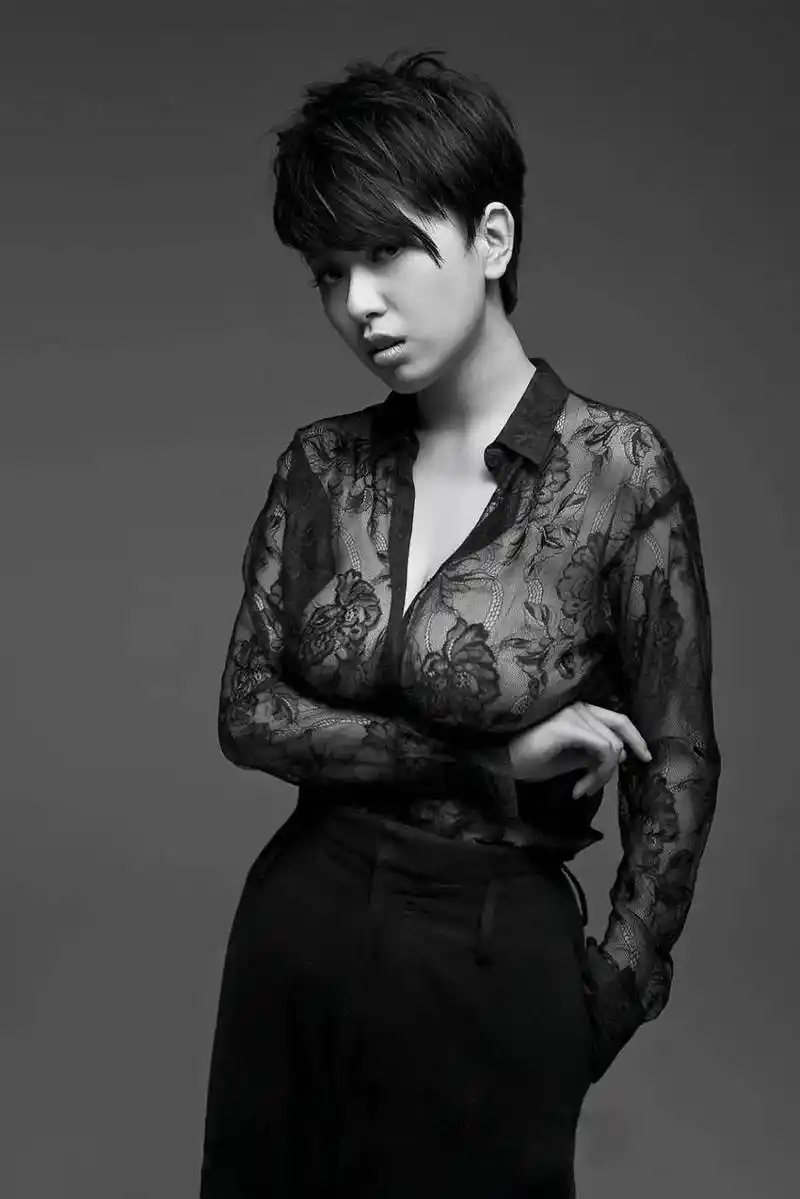 赵铭在《让子弹飞》中一球成名,身材令柳岩也是自叹不如_姜文_时尚