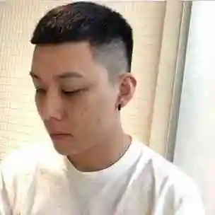 这种短刘海的盖盖头发型,有一种说不出来的帅气,既不会有锅盖头发型的