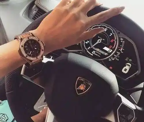 富二代在朋友圈晒豪车仪表盘,网友都把注意力放在表那!