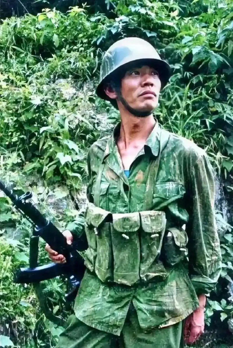 这是80年代,老山前线,一名目光凌厉,杀气腾腾的战士,照片中的他手拿