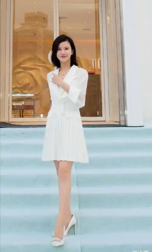 杨子姗气质真好,简单穿搭清爽养眼,斜刘海发型女人味儿十足_风情_高跟