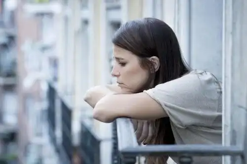 阳台上忧心忡忡的美女