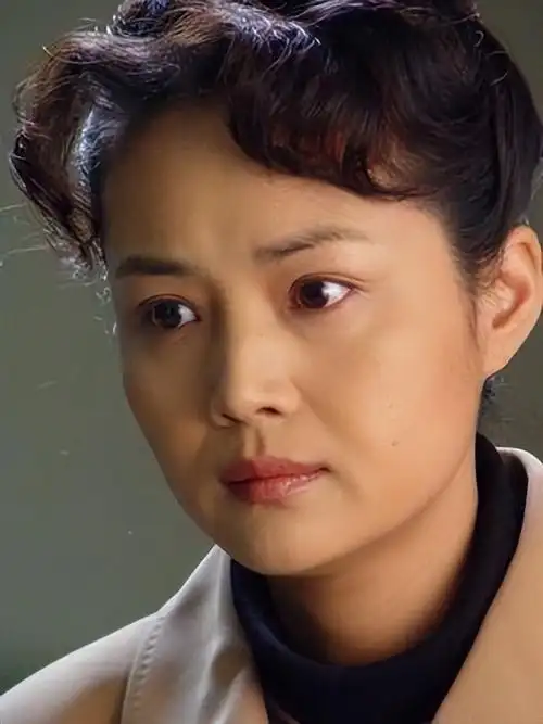 演员茹萍是典型的中国古典美人,长相端庄大气