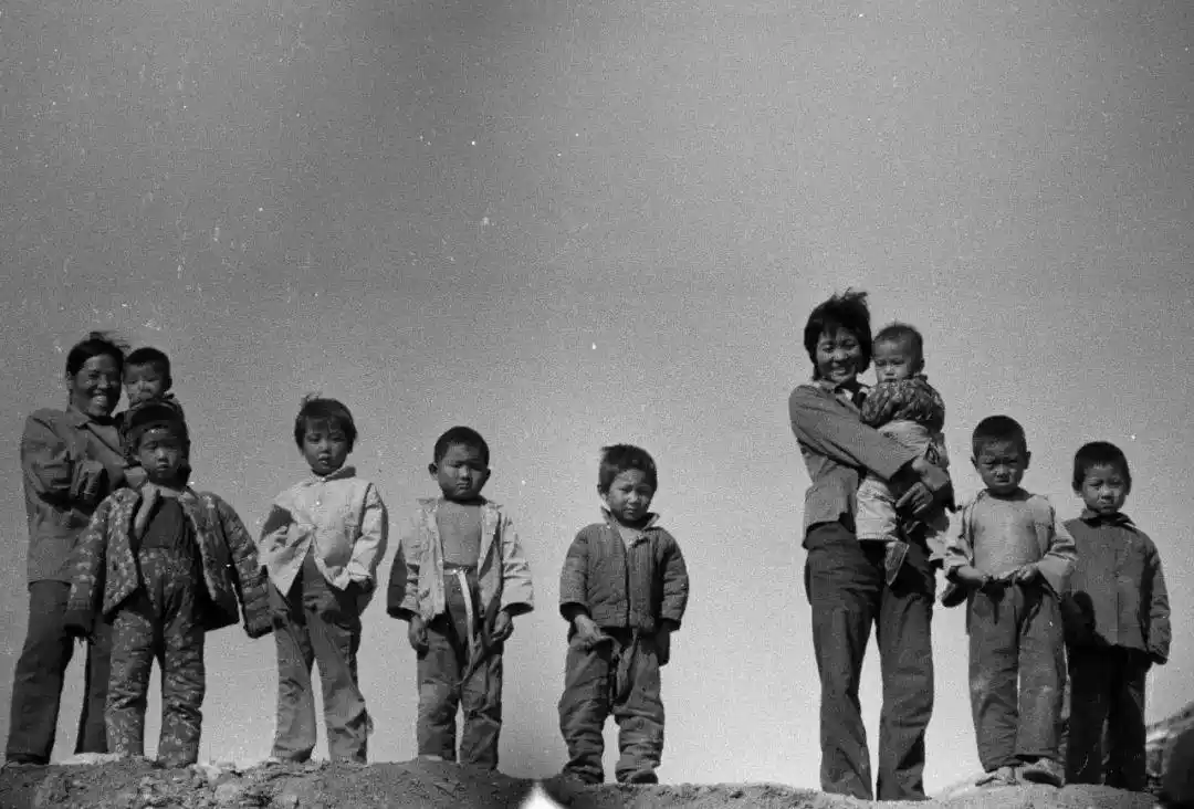 end李百军1955年出生于山东沂蒙山区农村家庭,从七十年代开始摄影.