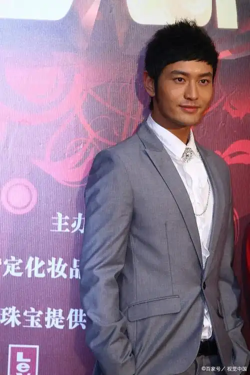 黄晓明身体亮红灯,在机场血糖飙升还头晕,现情况不明惹担忧