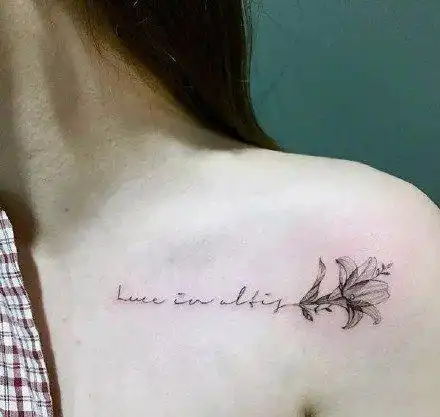 女生肩部锁骨处的唯美小清新纹身图案2