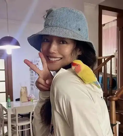 脸上的雀斑,头上的白发,清晰可见,治愈了很多人的容貌焦虑!