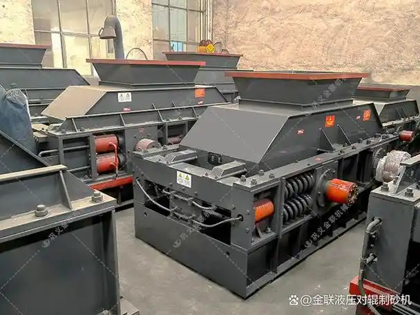 砂机设备#对辊制砂机作为一款破碎制砂集一体的砂石设备,在处理鹅卵石