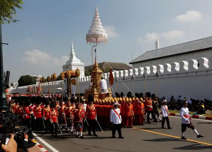 泰国为先王办隆重葬礼 20万民众悼念