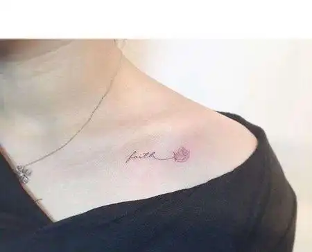 小清新锁骨字母玫瑰纹身图案