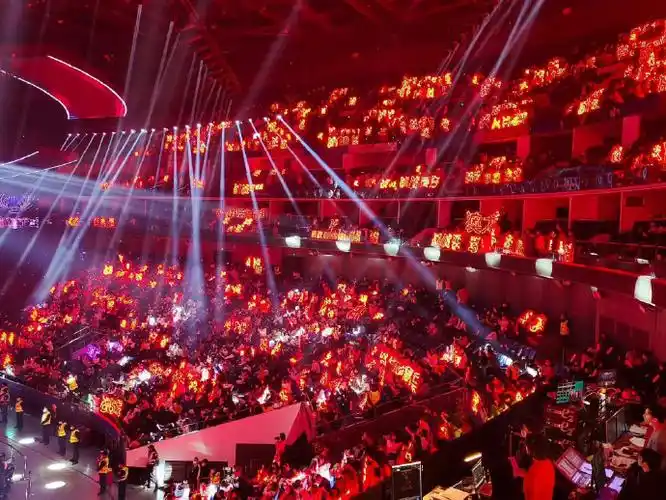 肖战#红海三周年,小飞侠八岁了继续手牵手,一起走下去