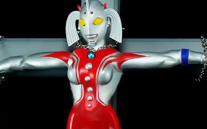 奥特曼中惨遭怪兽绑架的女队员,丽娜被电击,而她只剩下了背心?