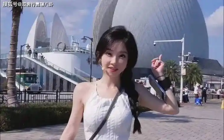 冯提莫晒红色比基尼照,对镜头嘟嘴卖萌甜美又可爱,化