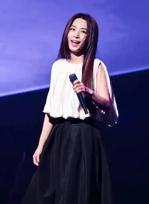 太勇了!刘乐妍霸气喊话田馥甄转发表态,周杰伦又发勿扰引争议