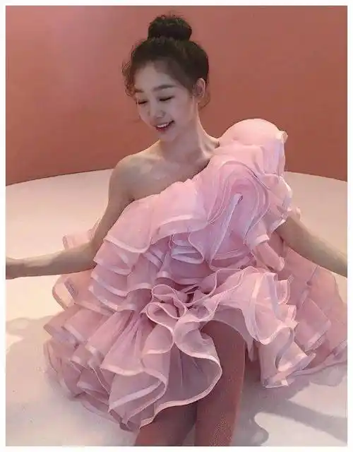 原创肉肉腿的徐梦洁终于对玫瑰半腿袜下手了没想到贼显腿细