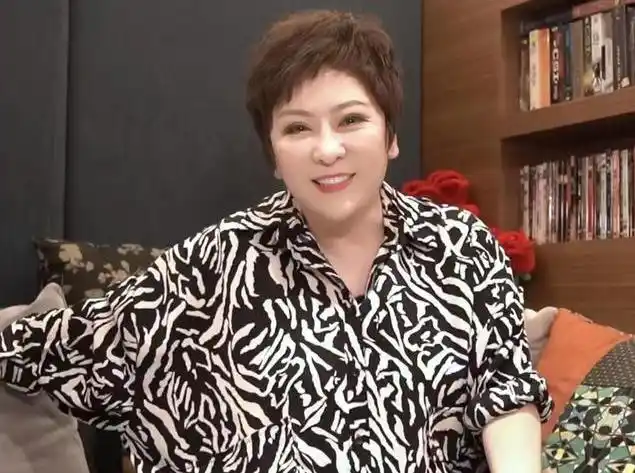 向华强跟陈岚豪宅曝光,酒窖泳池应有尽有,艺术品摆满整个房子