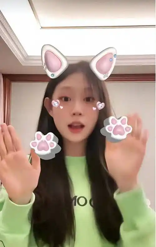 小沈阳16岁女儿"整容式"长大,穿露脐装身材姣好,越变越漂亮_沈春阳