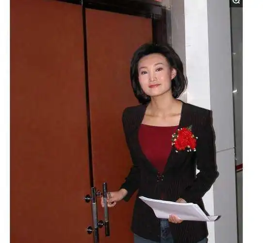 她被誉为央视第一美女,175的身高,家世显赫,今40岁还单身