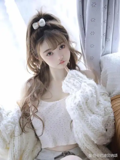 小姐姐坐在窗边,手拿相机,俏皮地看着镜头,旁边是零食和一本书,窗外