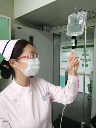 中大医院儿科护士长陈国伟设计的输液器防脱落贴用于临床