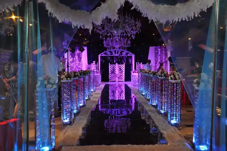 金色的贵族优雅气质,让它非常适合用在大场面的婚礼中,场景大气华美