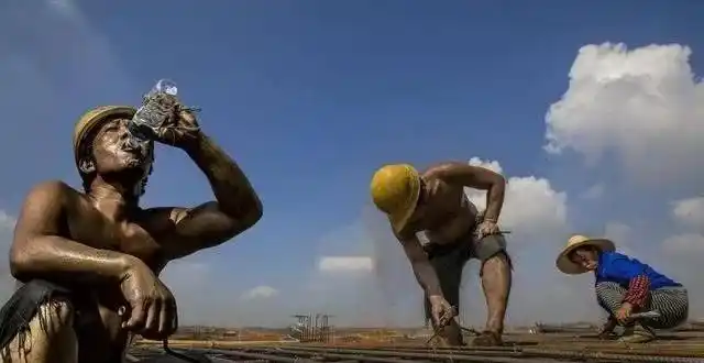 建筑工人:我很累,但我不相信眼泪!_工地