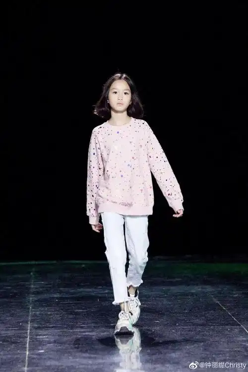 最美星二代登台走秀像怯生生打量这个世界的小鹿