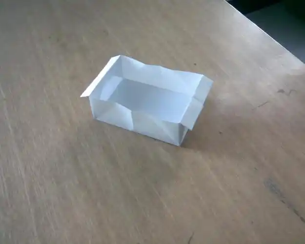 另外还在网上找到一个,用a4纸叠盒子的方法,成品比较单薄,但容量