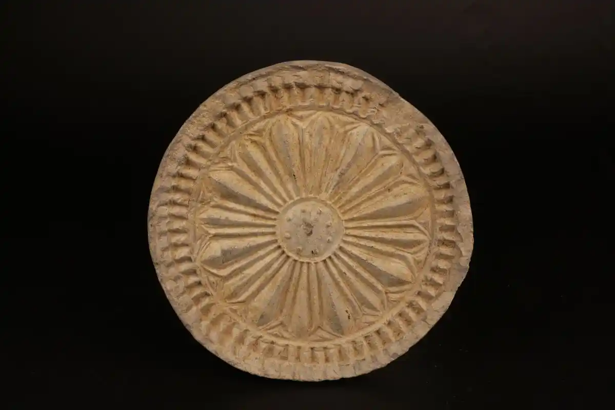 下邳故城遗址上发现的莲花纹瓦当.下邳故城遗址考古队供图