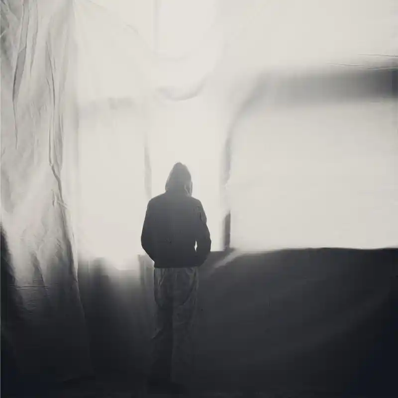 一个人孤独的时候,他或她可能会感到无助,失落和无聊.