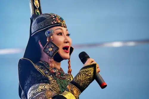 11月28日感恩节当天,蒙古族歌唱家,奶茶皇后天亮女士在中央电视台