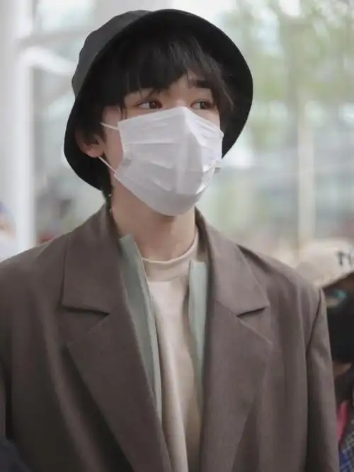 王俊凯宋亚轩同框#盘点在机场的轩轩戴渔夫帽日常,请将宋亚轩青春