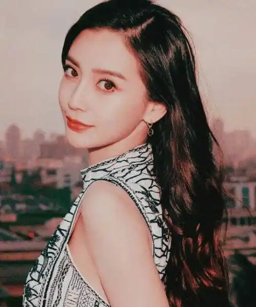 知道自己有几把刷子的baby,将重心放到了综艺上面,她跟吴亦凡所合作的