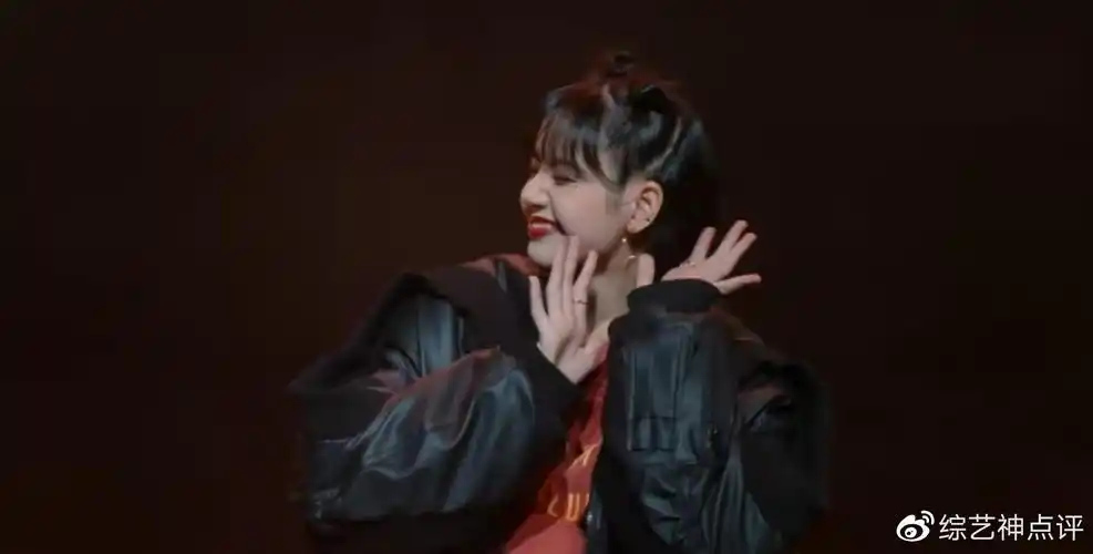 lisa是《青春有你2》的导师,也是顶级女团blackpink的成员,李荣浩作为