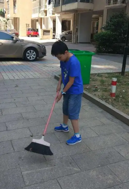 小朋友正认真打扫小区卫生呢!