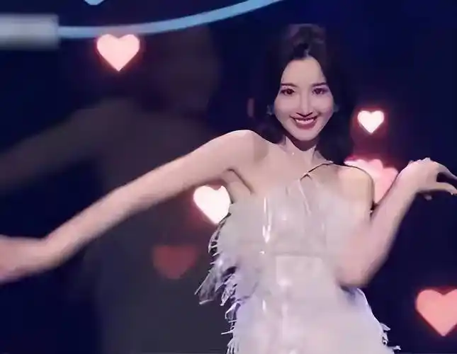 毛晓彤综艺上白羽造型引热议,跳舞又纯又欲,真是个宝藏女孩!