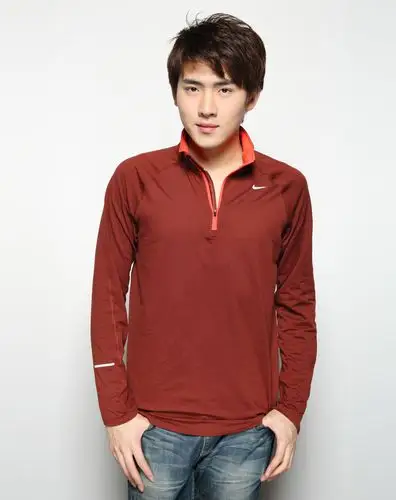 男子红褐色套头衫