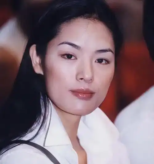 国际超模马艳丽,遭遇丈夫背叛后变身亿万富翁,如今过得如何?