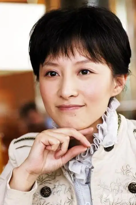 演员徐露嫌丈夫不好看婚后不要孩子今48岁和19岁女儿似姐妹