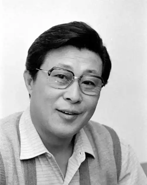 90岁王心刚近况曝光!万万想不到,他现在竟活成了这样