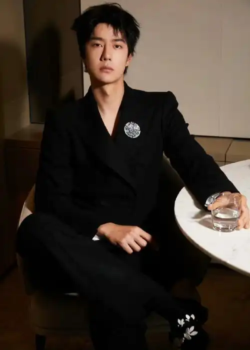 王一博深v领黑西装##王一博刺绣皮鞋