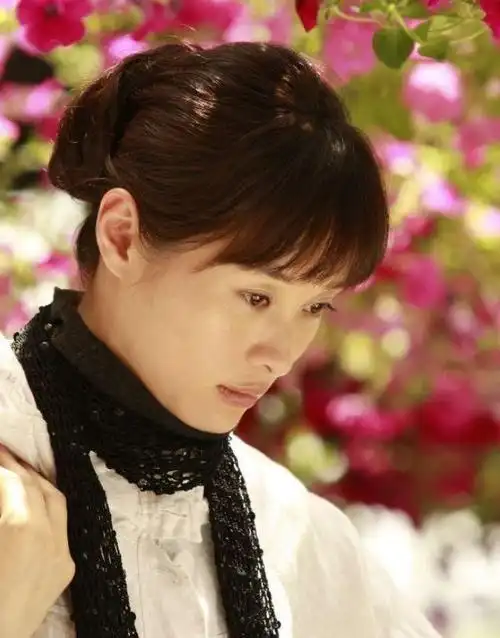 她出身书香门第曾因不会表演被老师说如今43岁依旧单身