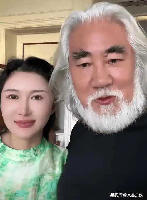 原创72岁张纪中与42岁妻子拍油菜花大片男方挺大肚子老态气显十足