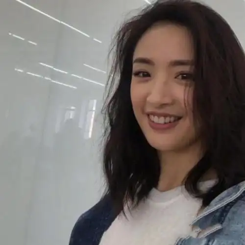 38岁林依晨状态超好,泳衣素颜配温泉,永远像个18岁少女